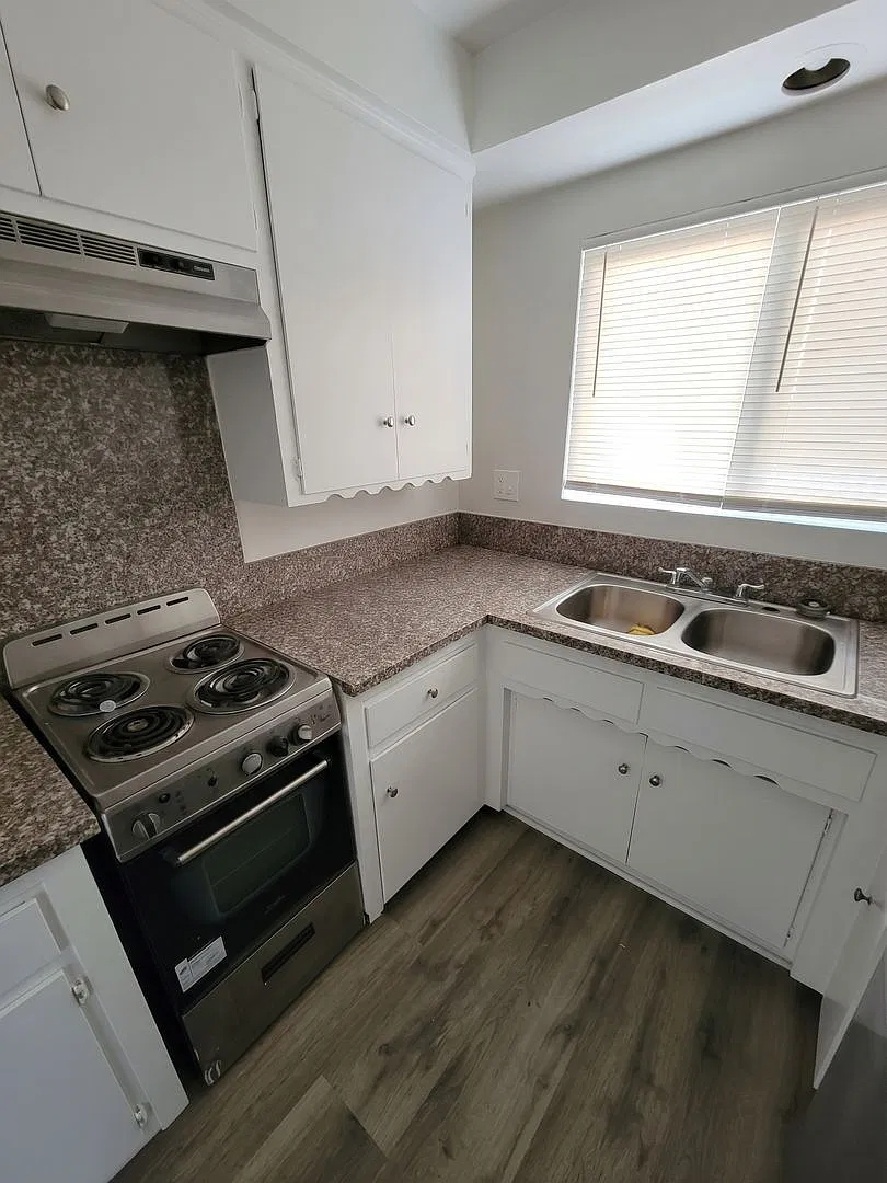 2 bed, 1.0 bath, $2,051 — Photo 3