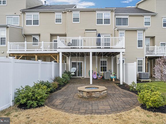 5th image of 82 Backstretch Way