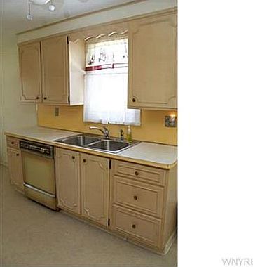 4th image of 387 Belmont Ave