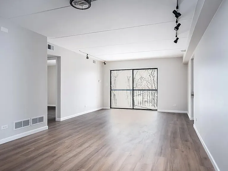 6040 Lake Bluff Dr #402 — Photo 2