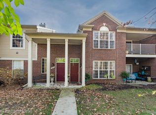 1676 Deepwood Cir #1, Rochester, MI 48307