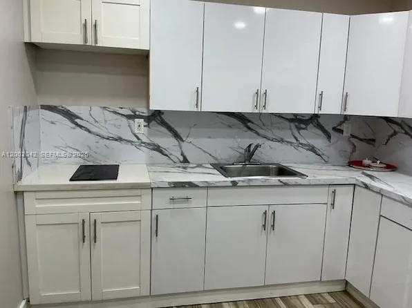 922 NW 2nd St, Miami, FL