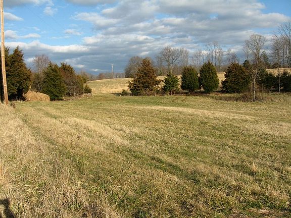 4th image of 582 Moore Ln