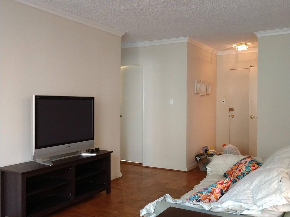 Large open living area can be used in numerous ways, and be broken up into 2 rooms!