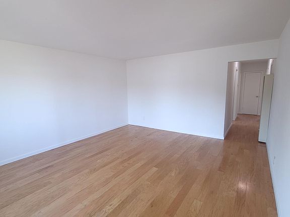 5th image of 414 Stuart Dr