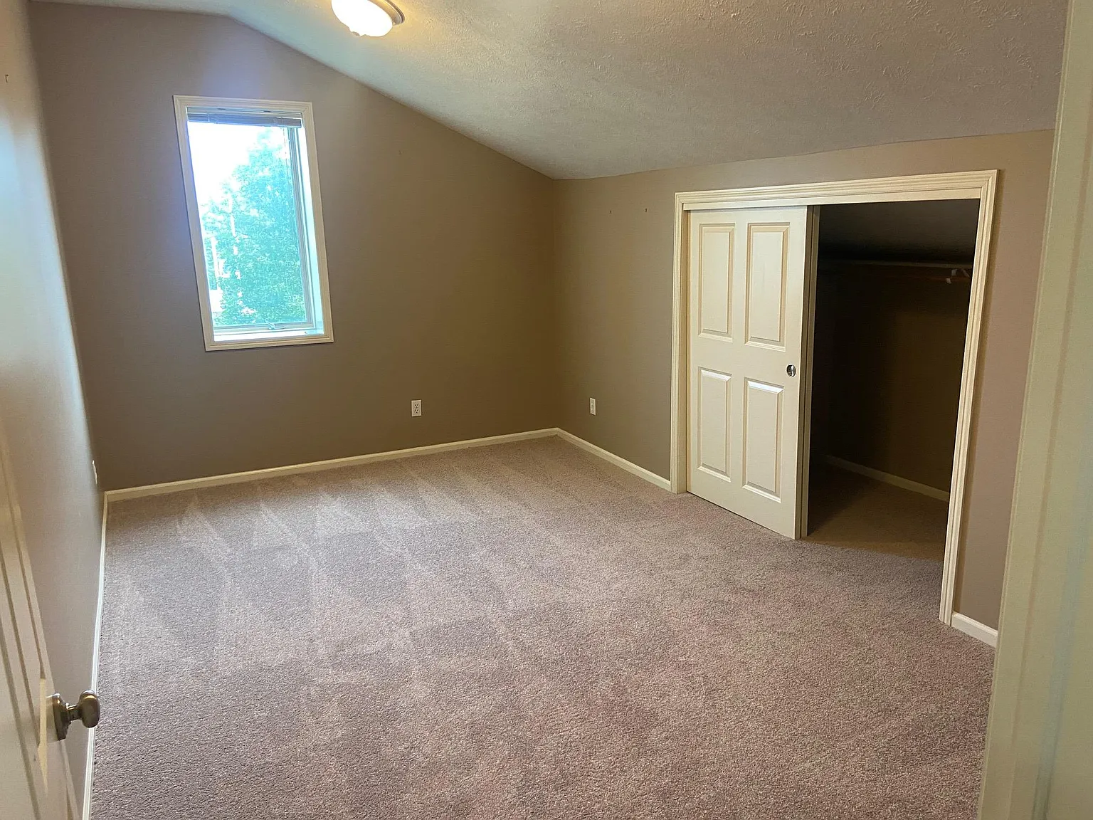 3 bed, 2100 sqft, $1,550 — Photo 4
