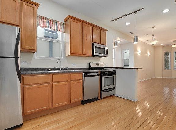 4th image of 1633 N Maplewood Ave #1