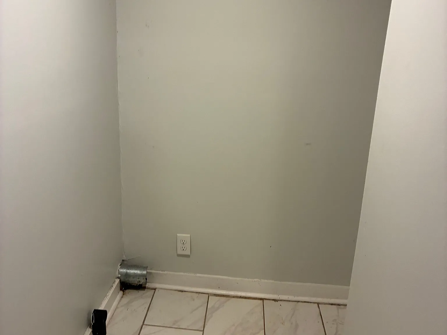 3 bed, 1.0 bath, 904 sqft, $1,200 — Photo 2
