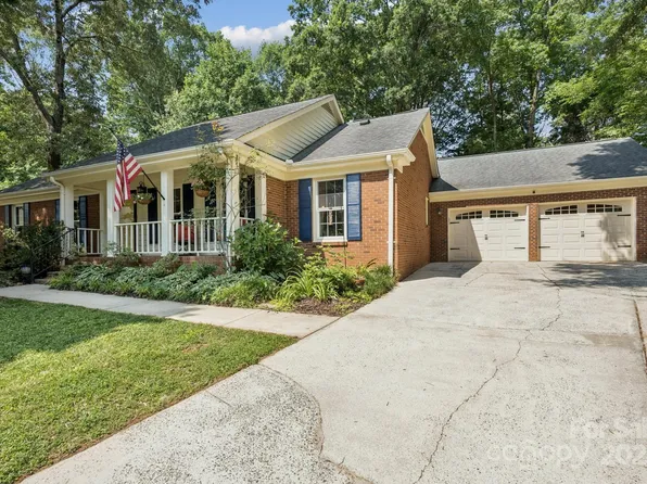405 Scarborough Ln, Matthews, NC 28105