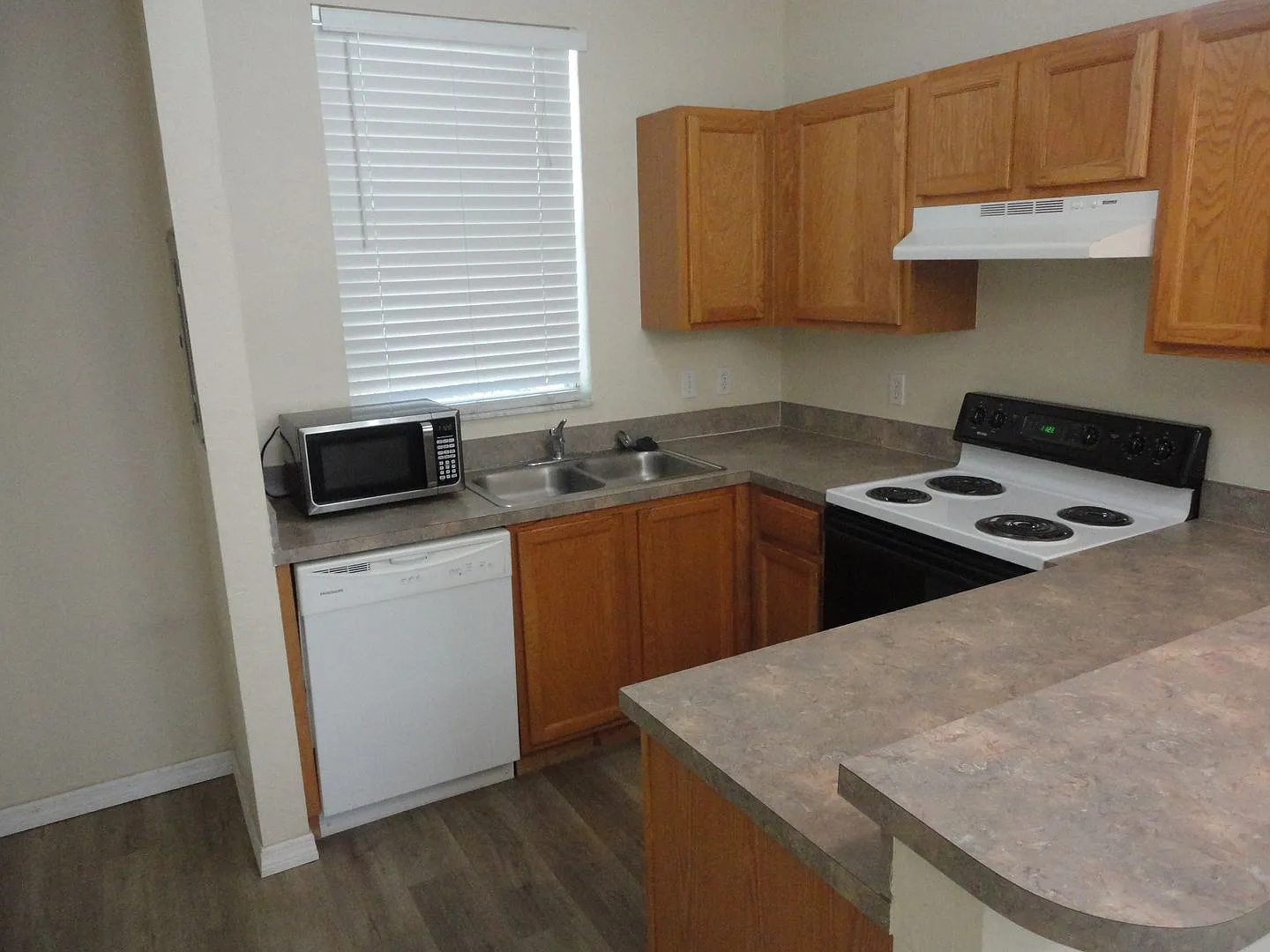 Victoria Station - 2 bedroom 2.5 bath townhouse — Photo 4