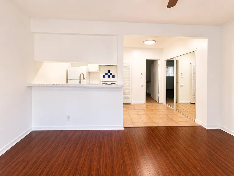 Hollyking Apartments — Photo 11