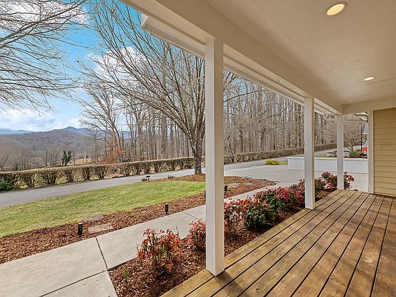 4th image of 527 Cardinal Ln