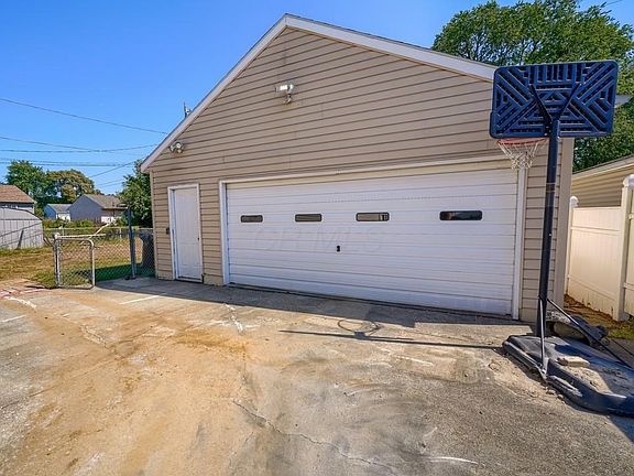 3rd image of 444 Westport Dr