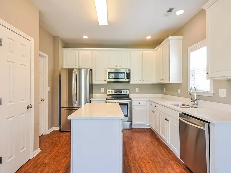 353 Collinsworth Dr — Photo 8