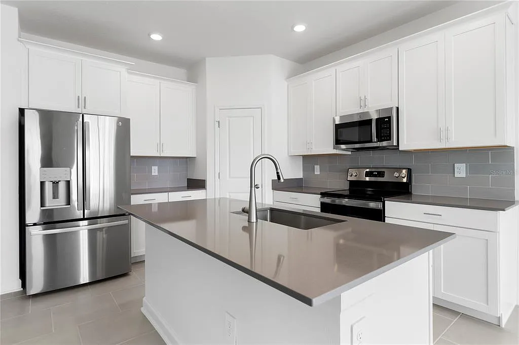 5 bed, 3.0 bath, 2571 sqft, $3,300 — Photo 2