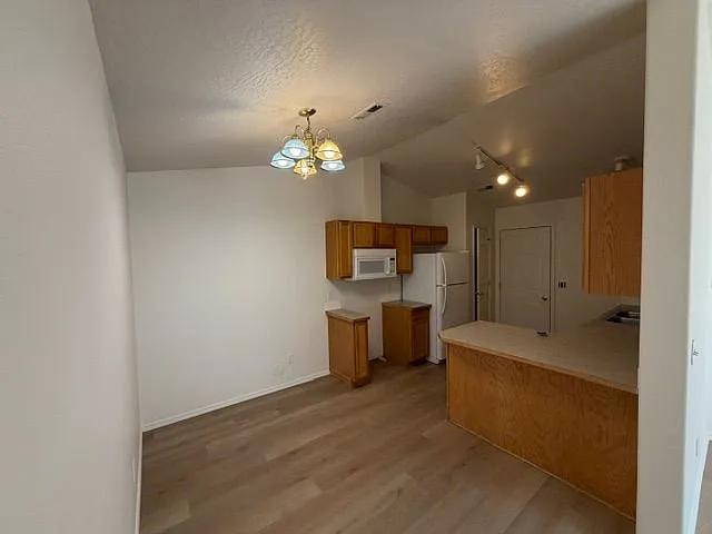 3 bed, 2.0 bath, 1100 sqft, $2,000 — Photo 4
