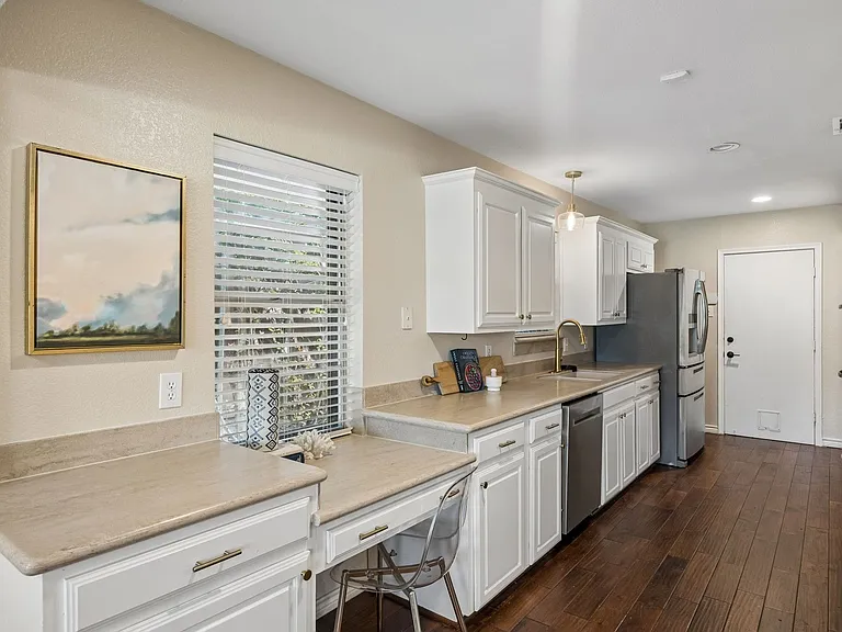 9734 Queenswood Ln — Photo 11