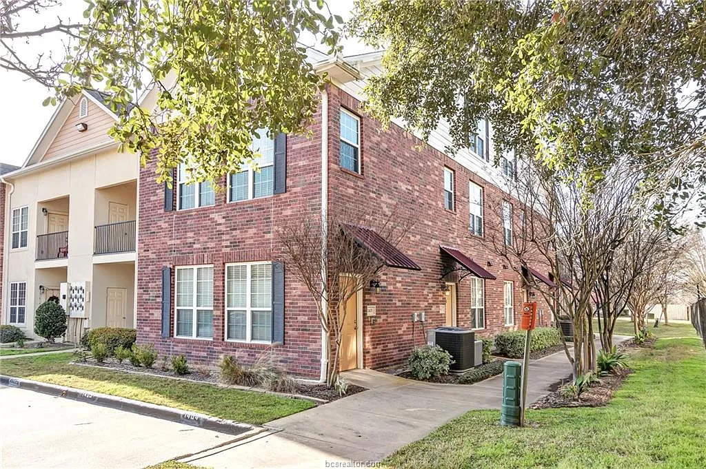3 bed, 1600 sqft, $1,900 — Photo 1
