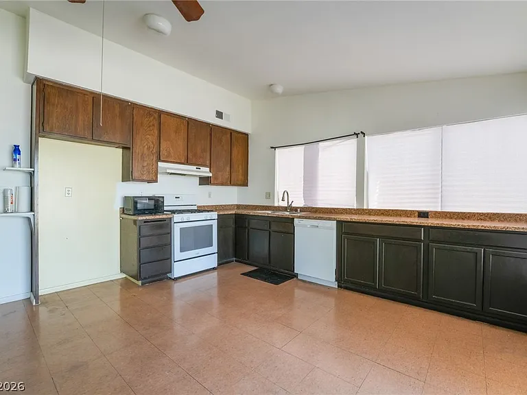 2102 E Russell Rd — Photo 10