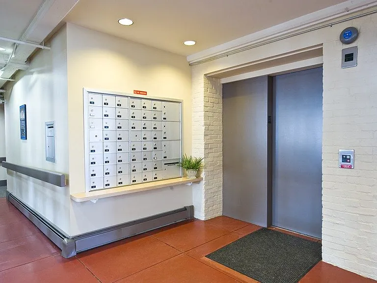 55 W Franklin St — Photo 9