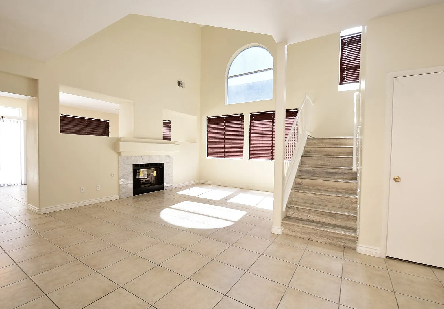 3 bed, 2.5 bath, 1887 sqft, $2,350 — Photo 2