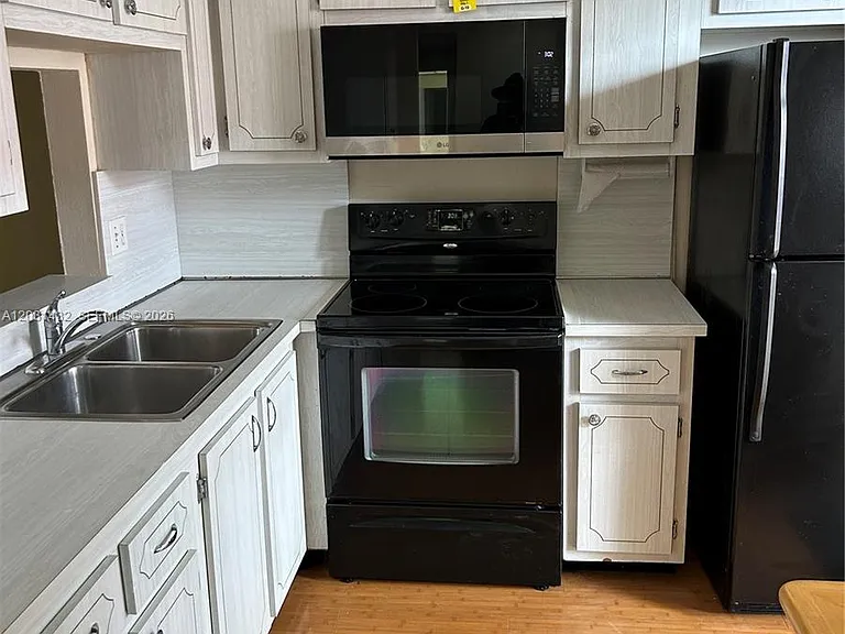 218 NE 12th Ave #203 — Photo 5