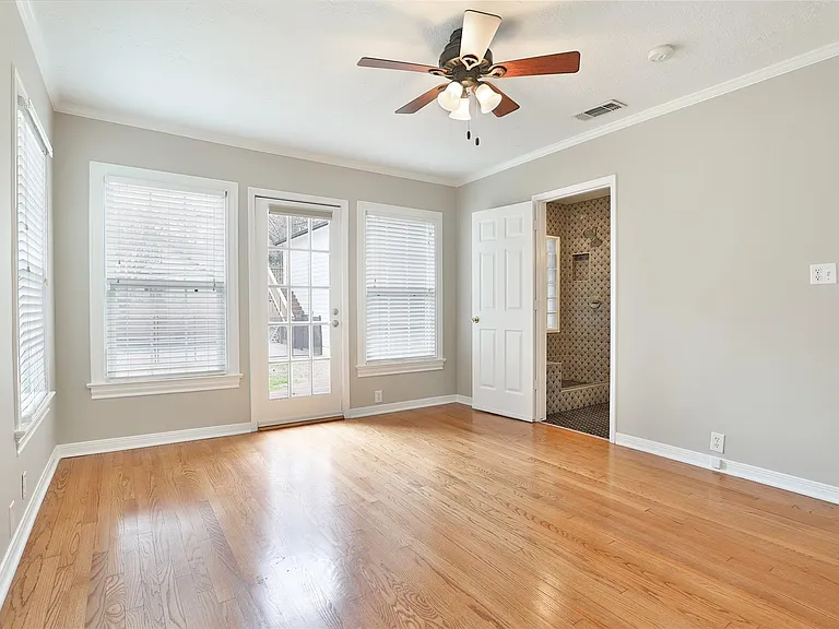 423 W 32nd St — Photo 16