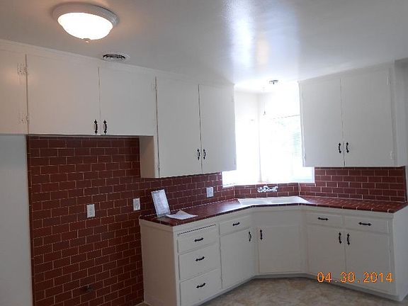2nd image of 906 Cota Ave