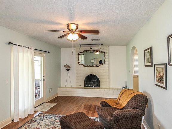 5th image of 913 Newport Ave