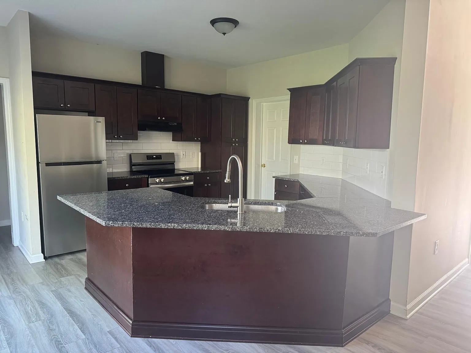 4 bed, 2.5 bath, 2340 sqft, $4,800 — Photo 2
