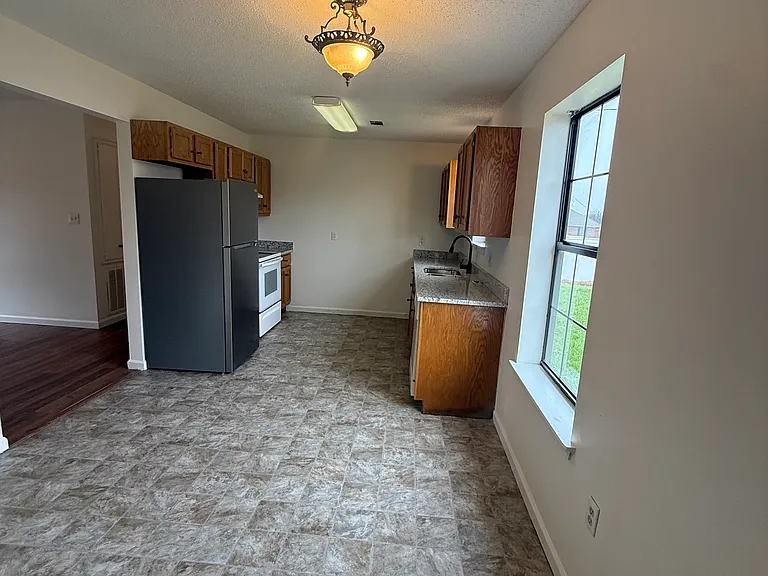 2216 Jonathan Ln — Photo 10