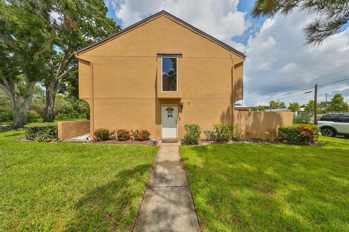 1823 Clearbrooke Dr — Photo 1