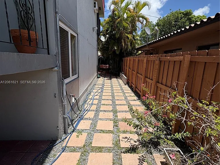 191 NW 17th Ave #3 — Photo 28