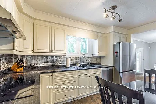 34 Briarwood Cres — Photo 11