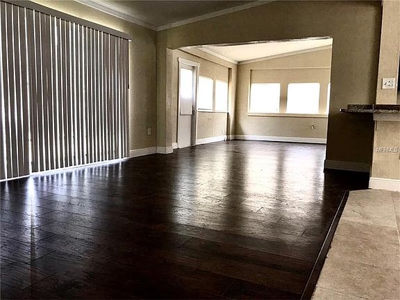 5th image of 390 Manor Dr W