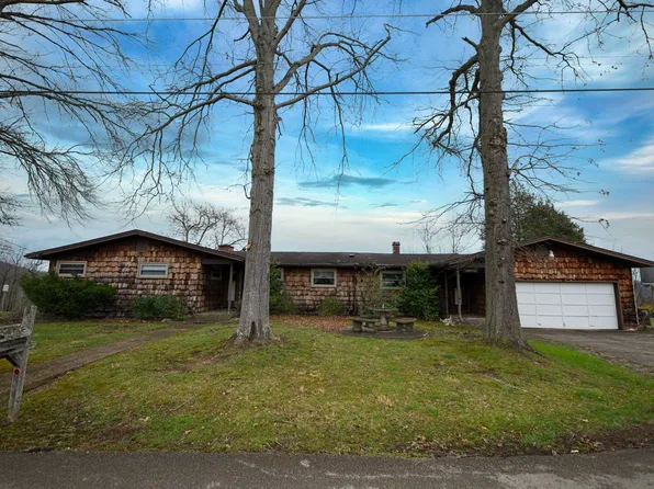 202 Valley View Dr, Milton, WV 25541