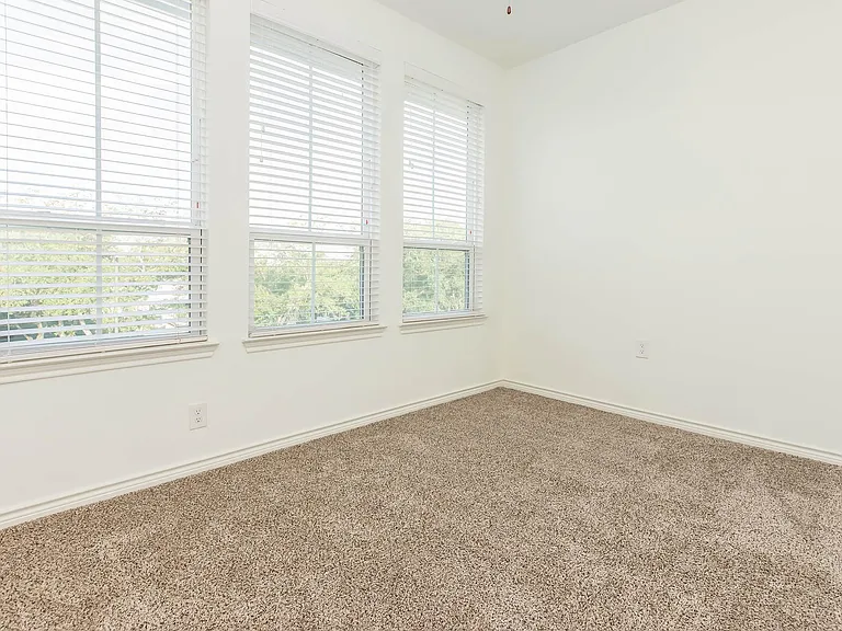Green Oaks Apartments — Photo 31