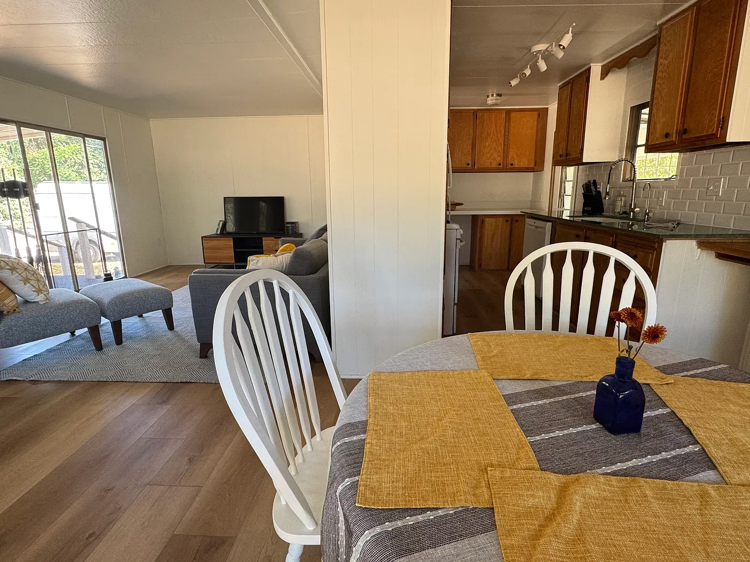 2 bed, 1000 sqft, $3,000 — Photo 2
