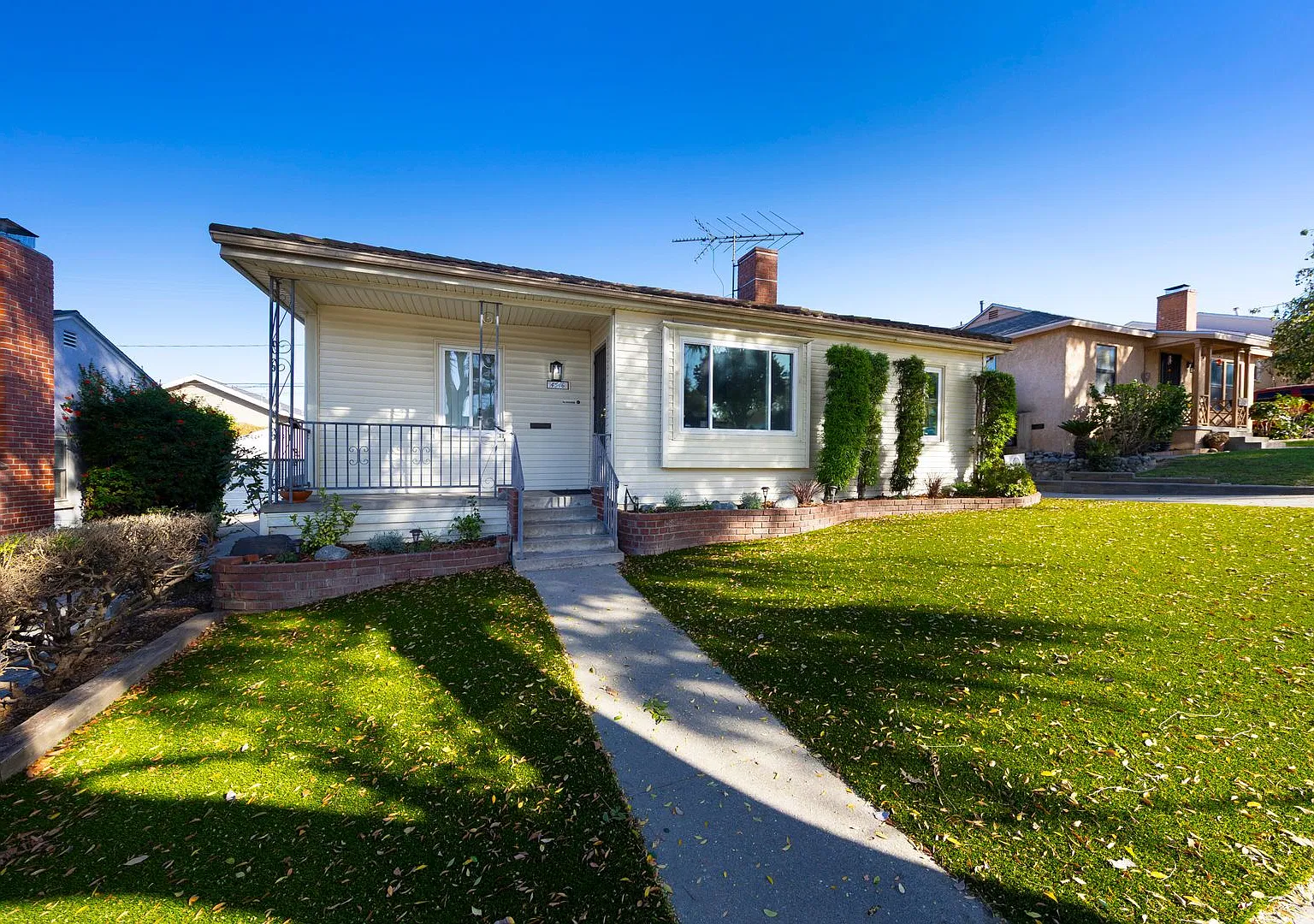 4 Bedroom Long Beach Home on with Large, Low-Maintenance Front and Backyard — Photo 1