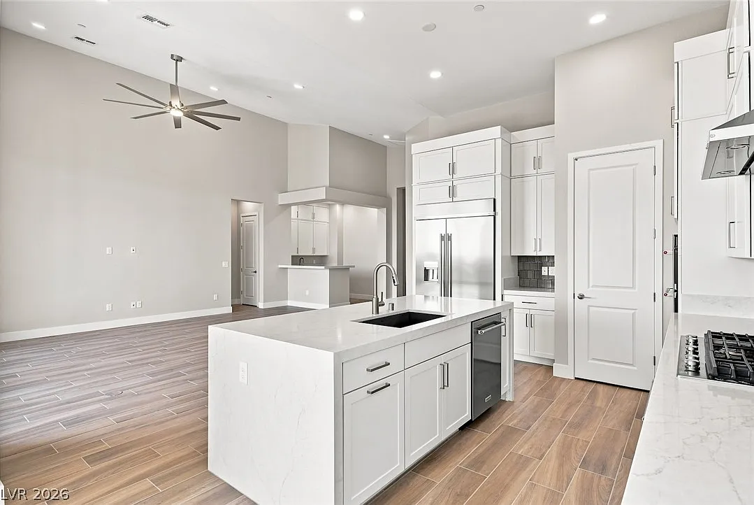 3 bed, 2.5 bath, 2303 sqft, $4,495 — Photo 1