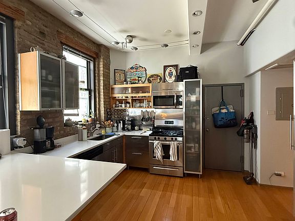 3rd image of 1151 W Erie St APT 1F