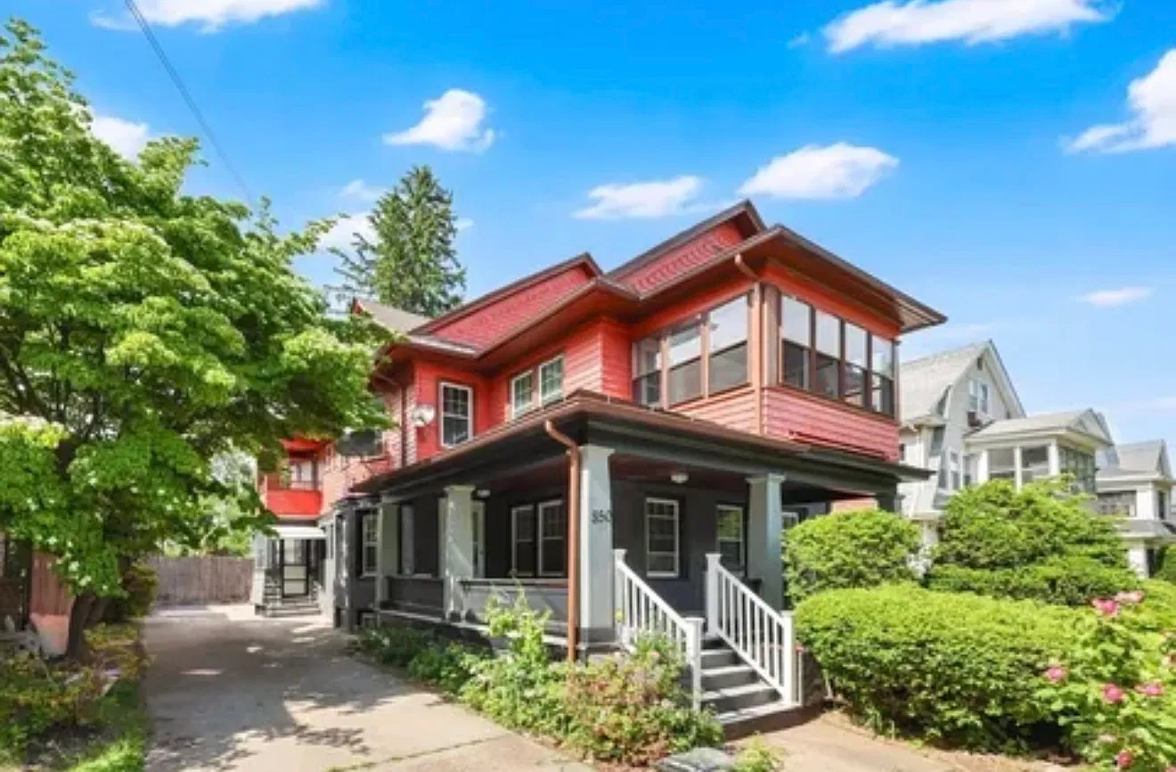4 bed, $2,300 — Photo 1