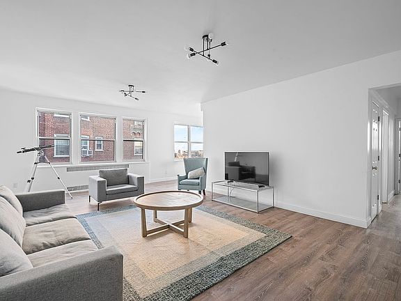 4th image of 224 Highland Blvd APT 808