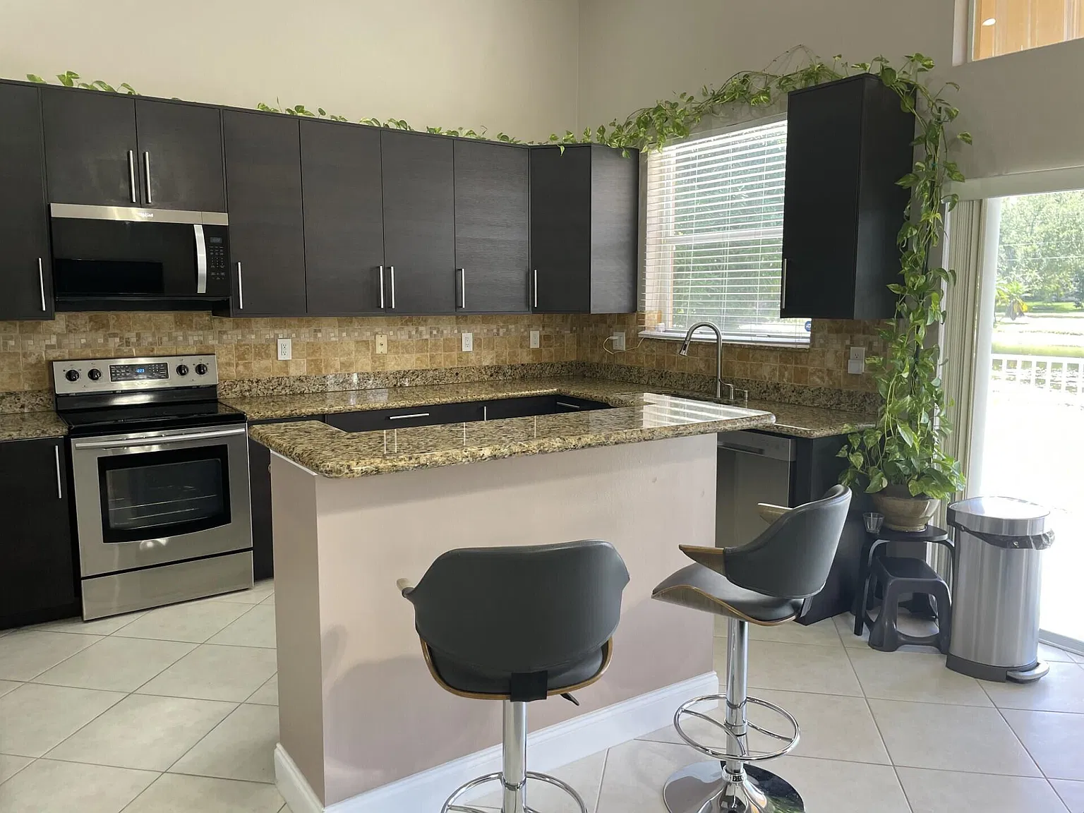 3 bed, 2.0 bath, 1864 sqft, $3,500 — Photo 4