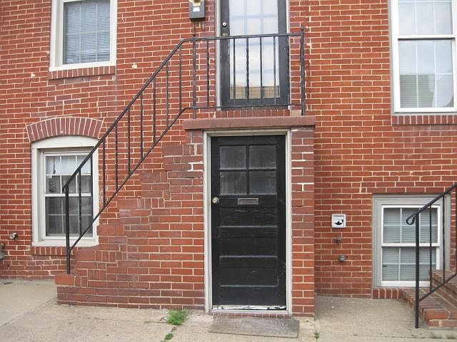 Street lEntry to apt