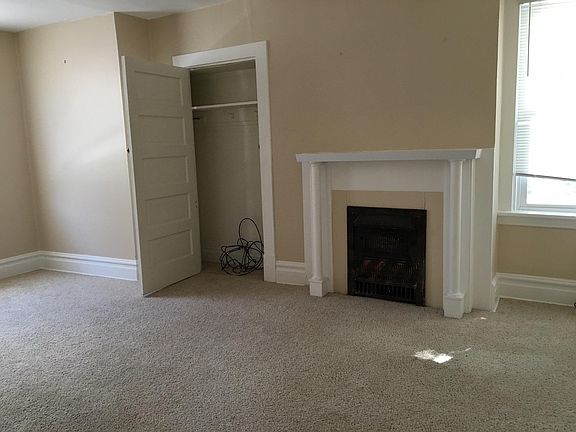 Living Room (fireplace is non-working)