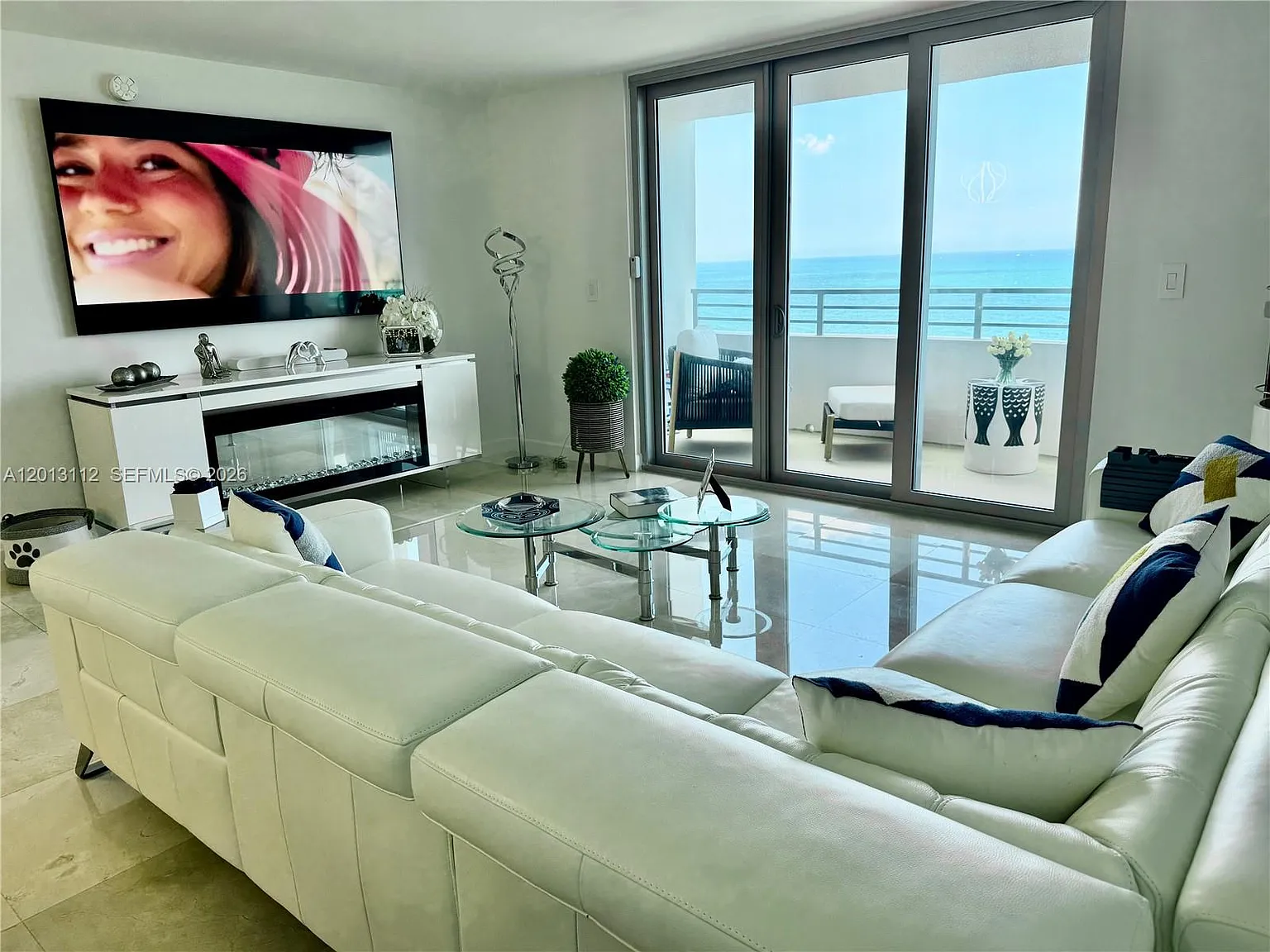 Oceanside Plaza Condo — Photo 4