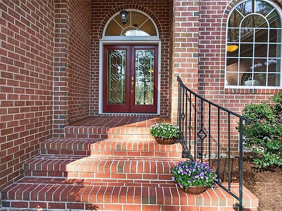 3rd image of 529 Piney Point Rd