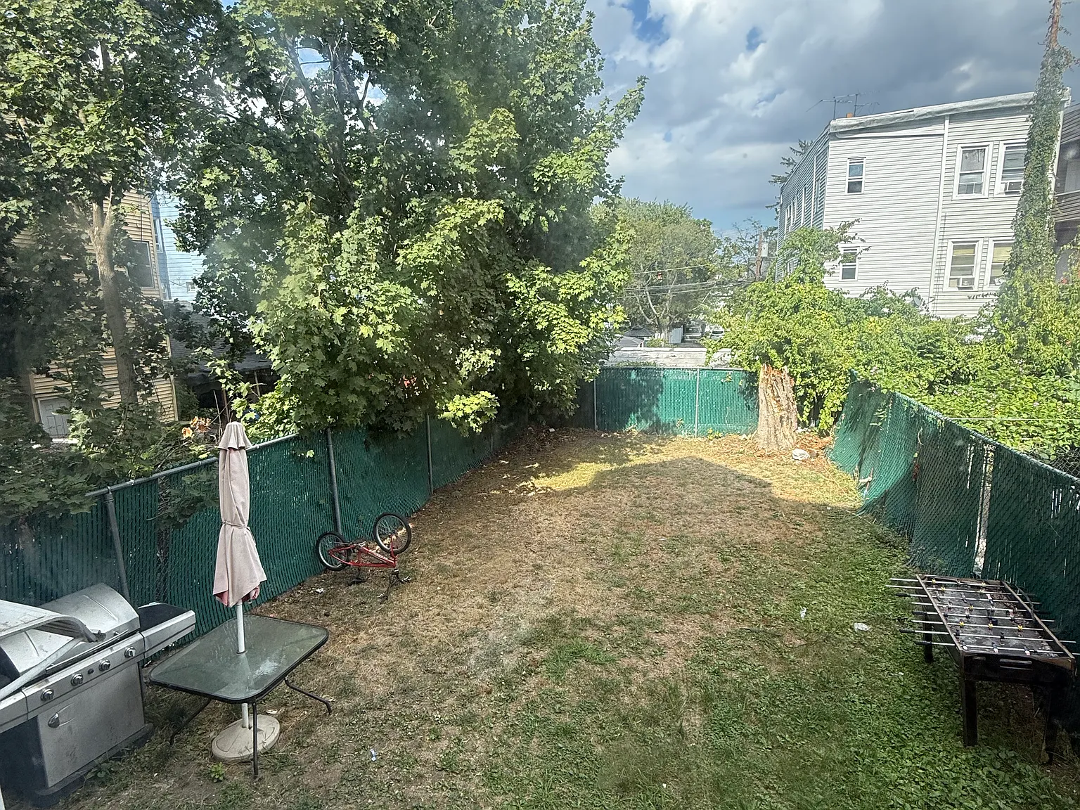 3 bed, 900 sqft, $2,000 — Photo 2