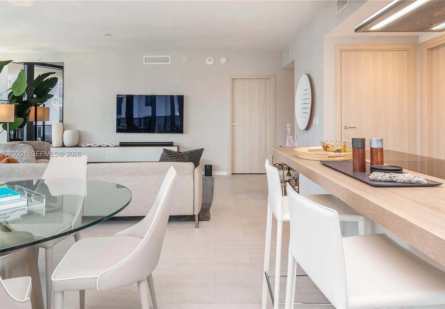 2 bed, 2.5 bath, 1286 sqft, $10,000 — Photo 3
